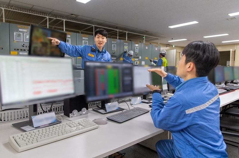 광양제철소가 1냉연공장과 3소결공장에 모터 실시간 감시 시스템을 도입했다. 사진은 광양제철소 1냉연공장 직원들이 모터 실시간 감시 시스템을 운용하고 있는 모습 (출처: 포스코)
