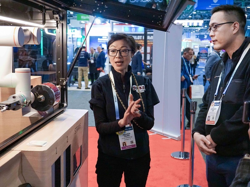 김동선 한화로보틱스 부사장이 CES 2024 푸드테크 존에서 전시부스를 둘러보고 있다. (출처: 한화로보틱스)