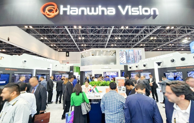 방문객으로 붐비는 인터섹(Intersec) 2024 한화비전 부스 (출처: 한화비전)