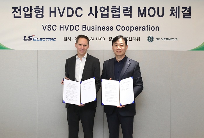 LS일렉트릭은 24일 LS용산타워에서 GE 베르노바와 전압형 초고압직류송전(HVDC) 글로벌 사업 협력을 위한 업무협약(MOU)를 체결했다. 사진은 요한 빈델레 GE 베르노바 Grid Solutions GSI CEO(왼쪽)와 오재석 LS일렉트릭 전력CIC COO(최고운영책임자) 사장이 업무협약 체결 후 기념촬영을 하고 있는 모습. (제공: LS일렉트릭)