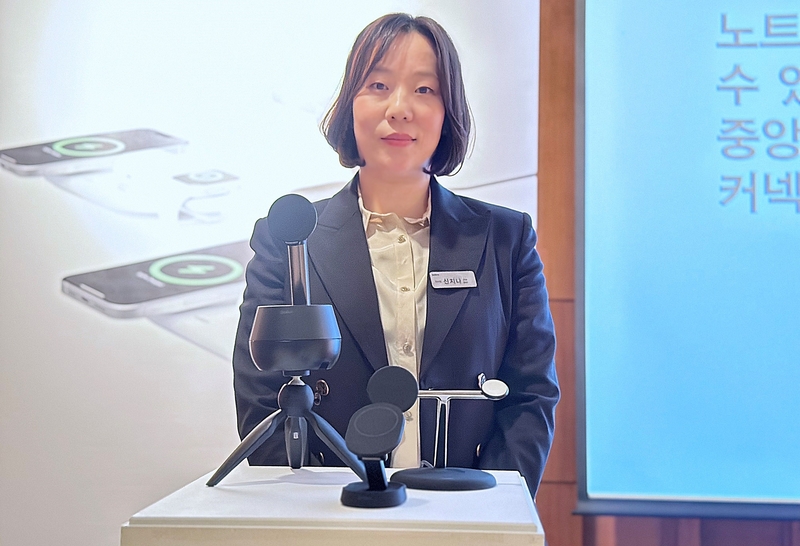 신지나 한국벨킨 지사장이 벨킨 신제품 발표 기자간담회에서 오토 트래킹 스탱드 프로, Qi2 스탠드 및 패드 등 신제품 앞에서 포즈를 취하고 있다. (출처 : 헬로티)