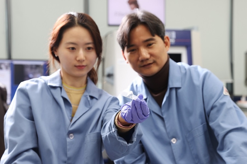 (오른쪽부터)KAIST 신소재공학과 홍승범 교수, 주소연 박사과정 (출처 : KAIST)