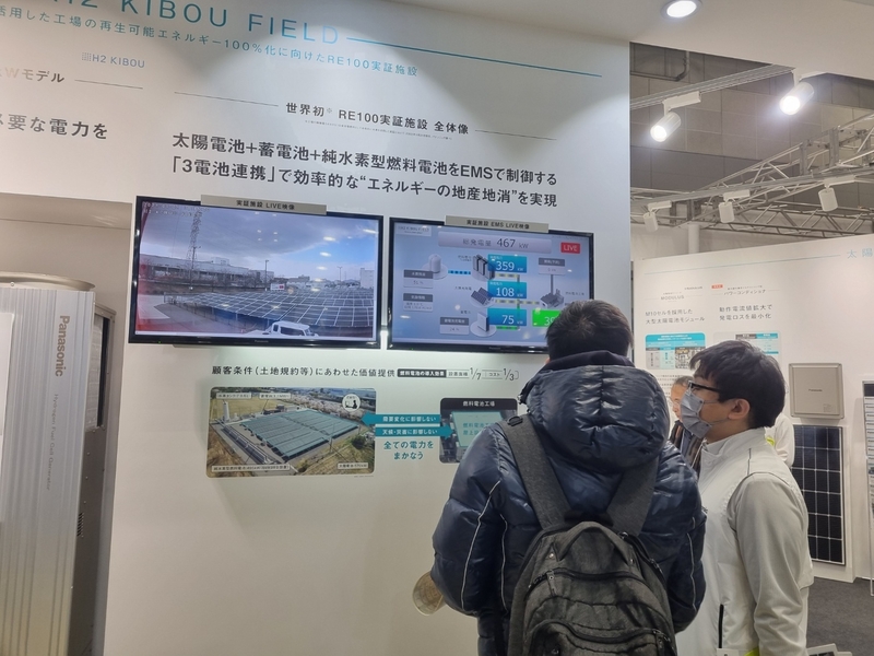 파나소닉 관계자가 관람객에게 H2 KIBOU FIELD을 소개하고 있다. (사진: 헬로티)
