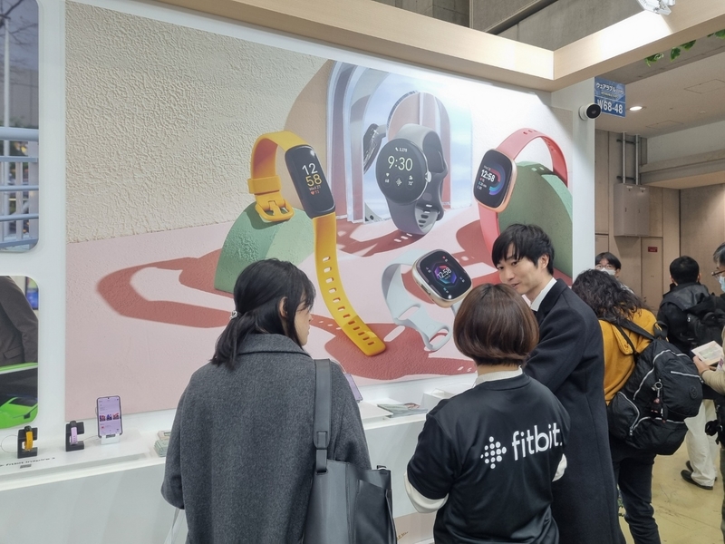 Fitbit 관계자가 관람객에게 제품을 소개하고 있다. (사진: 헬로티)
