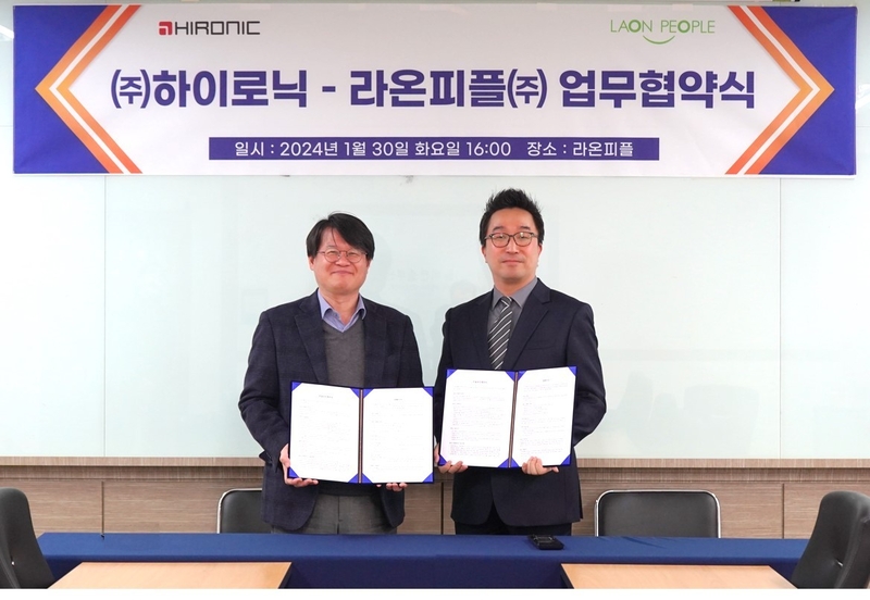 라온피플 이석중 대표(좌)와 하이로닉 임근영 대표(우)가 업무협약 사진을 찍고 있다. (출처: 라온피플)