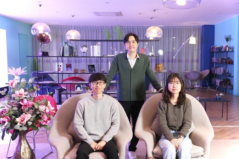 (윗줄)곽원진 교수, (아랫줄 왼쪽부터)제 1저자 이현욱 연구원, 김자영 연구원. (출처 : UNIST)