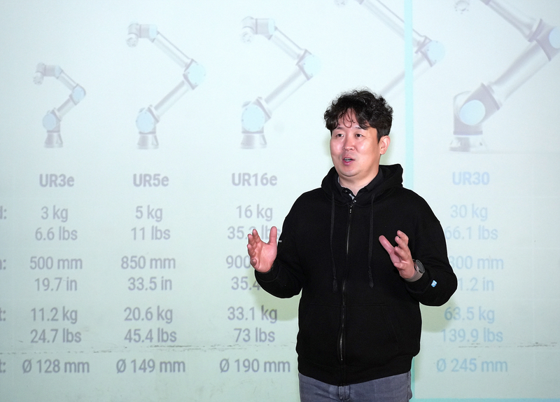 유니버설 로봇 코리아 이내영 대표가 UR30에 대해 소개하고 있다. (출처: 유니버설 로봇 코리아)
