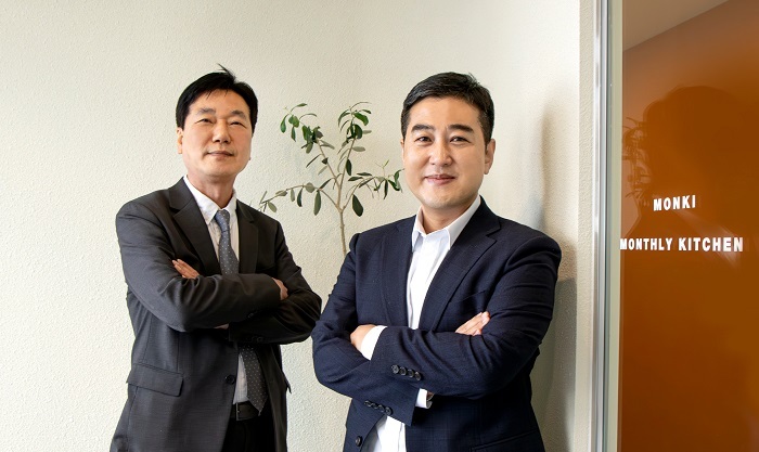 먼키 황덕수 고문(완쪽)과 먼키 김혁균 대표. (제공: 먼키)