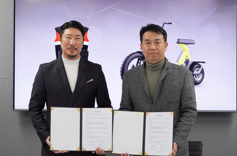 핫라인 서민환 대표(왼쪽)와 세이프웨어 신환철 대표(오른쪽)가 바이크 안전문화 확산 위한 업무협약을 체결했다. (출처: 세이프웨어)