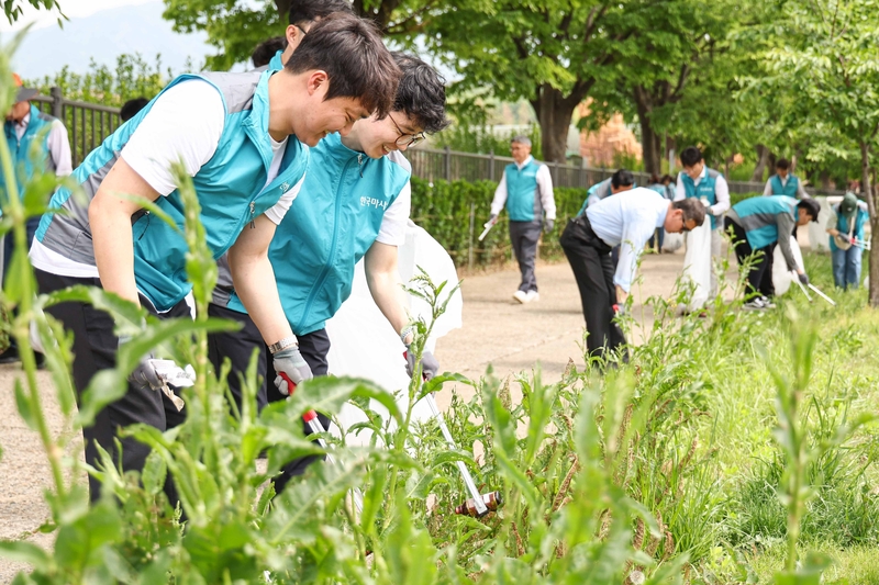 한국마사회 임직원들이 환정정화 활동을 펼치고 있다. (출처 : 한국마사회)