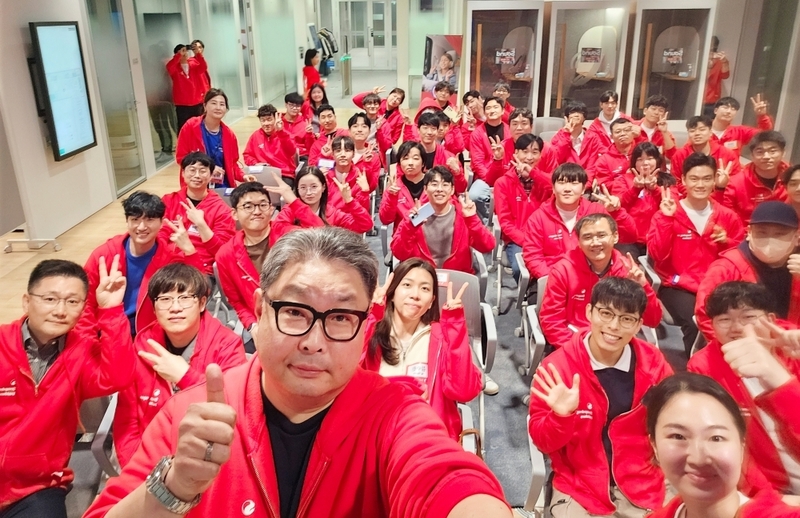 권오형 퀄컴 본사 수석 부사장 겸 아태지역 총괄 사장이 스냅드래곤 인사이더즈 밋업 참가자들과 기념 촬영을 하고 있다. 