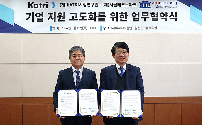 신동준 KATRI시험연구원장(좌)과 서울테크노파크 윤종욱 원장(우)이 양 기관 업무협약식에서 기념촬영 중이다. (출처 : 서울테크노파크)