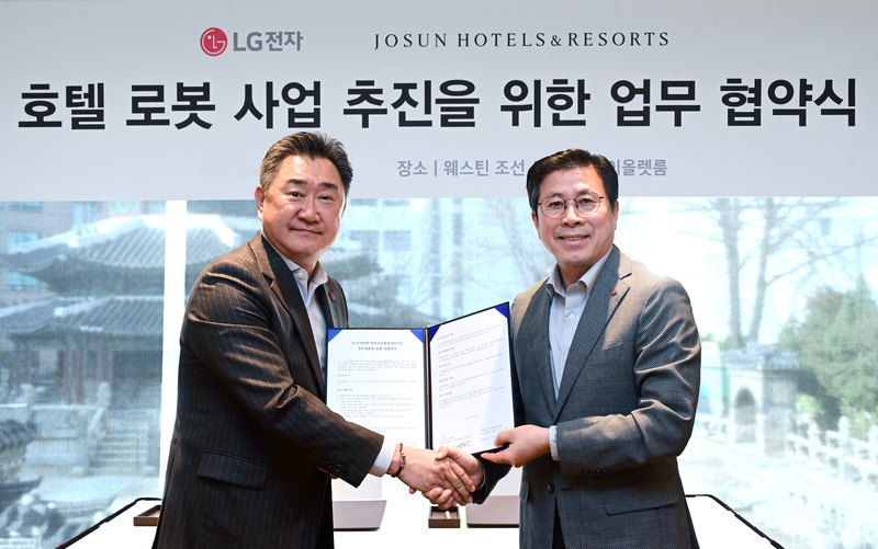 이주희 조선호텔앤리조트 대표이사(왼쪽), 장익환 LG전자 BS사업본부장 (출처 : LG전자)