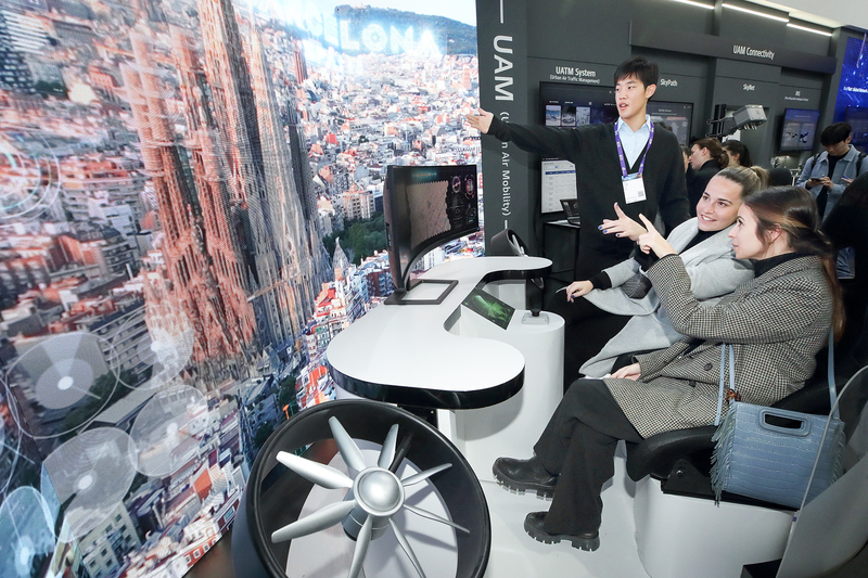 MWC 2024 KT 전시장을 찾은 관람객들이 UAM 서비스를 체험하고 있다. (출처 : MWC 2024)