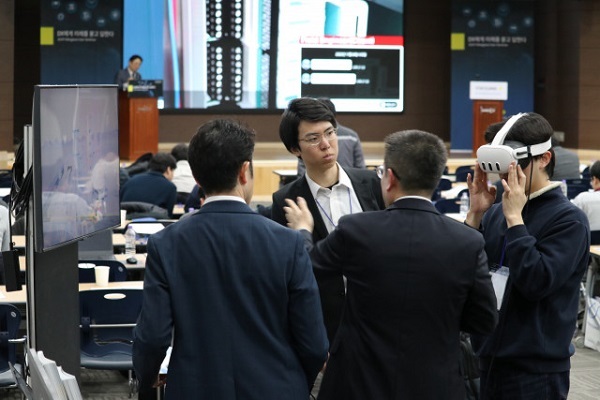 세미나에 참석한 한 고객이 플랜트 내 VR 데모 체험을 하고 있다. (제공: 한국요꼬가와전기)