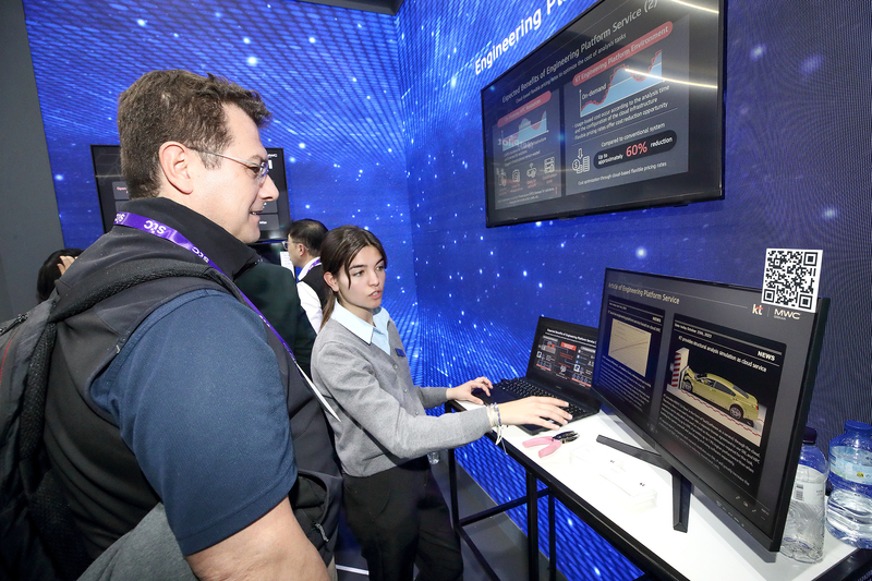 MWC 2024 KT 전시부스에서 직원이 관람객에게 엔지니어링 플랫폼 서비스를 소개하고 있다. (출처 : KT)
