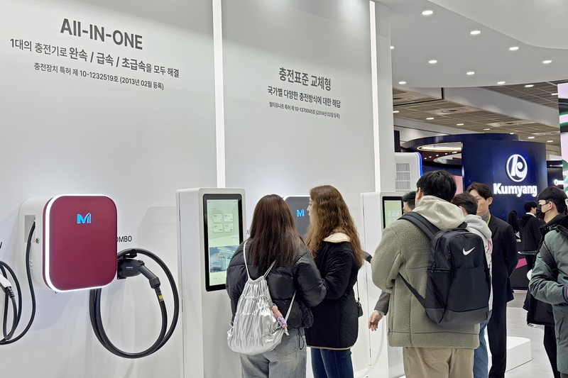 전기차 충전기 제품을 살펴보고 있는 전시회 참관객들. (사진 : 헬로티)