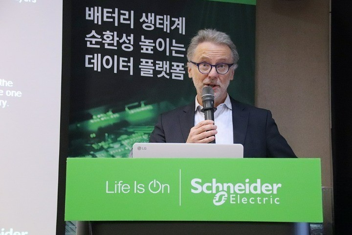 프랑수아 베르킨트 슈나이더 일렉트릭 글로벌 EV 배터리 사업부 리더가 이달 열린 미디어 콘퍼런스에서 발언 중이다. (출처 : 헬로티)