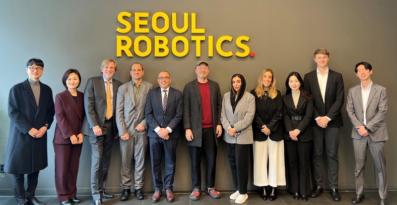 서울로보틱스와 아부다비 첨단기술연구위원회 관계자가 지난달 28일 서울로보틱스 본사에서 협력 방안을 논의했다. (출처 : 서울로보틱스)