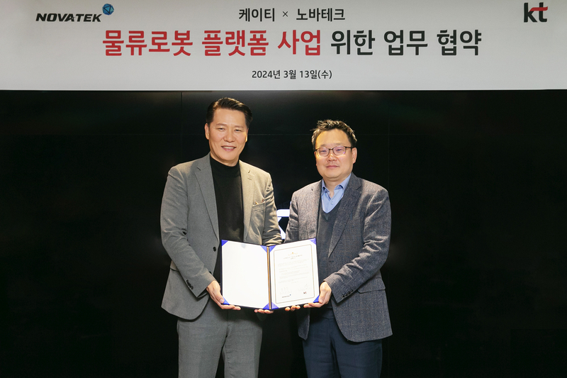 KT AI 로봇사업단 이상호 단장(오른쪽)과 노바테크 송동석 대표 (출처 : KT)