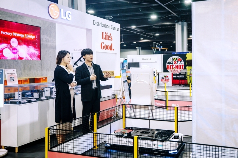 LG전자 직원이 '저상형 AMR'을 시연하고 있다. (출처 : LG전자)