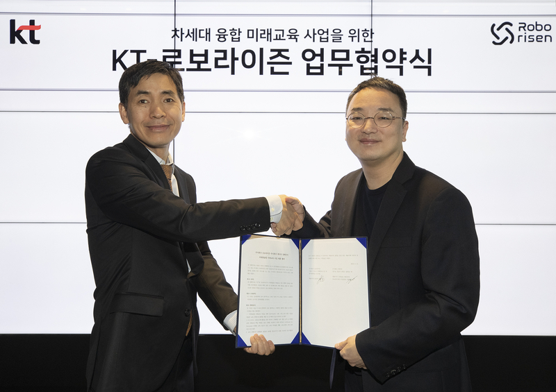 KT 전략·신사업부문 EduDX서비스사업담당 이종형 상무(오른쪽), 로보라이즌 임상빈 대표 (출처 : KT)