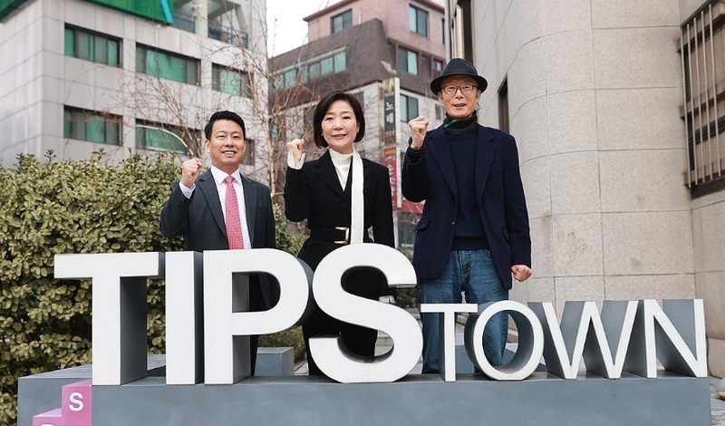 오영주 중소벤처기업부 장관(가운데)이 10일 서울 강남구 창업지원시설 팁스타운을 방문해 관계자들과 기념 촬영하고 있다. (출처 : 중소벤처기업부)