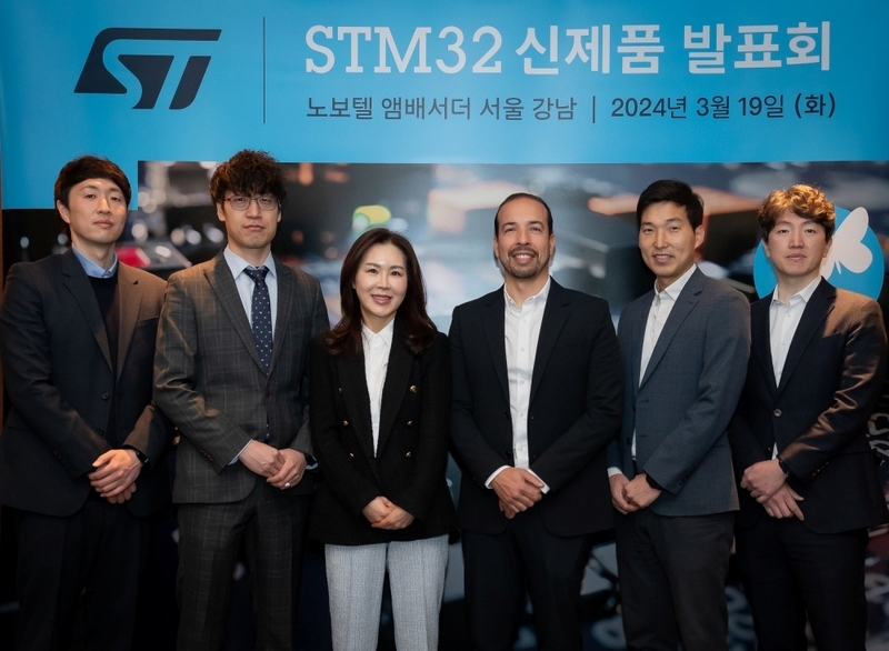 (왼쪽부터) 문현수 과장, 이승일 부장, 최경화 이사, 카멜콜티 매니저, 이준호 차장, 현대성 부장