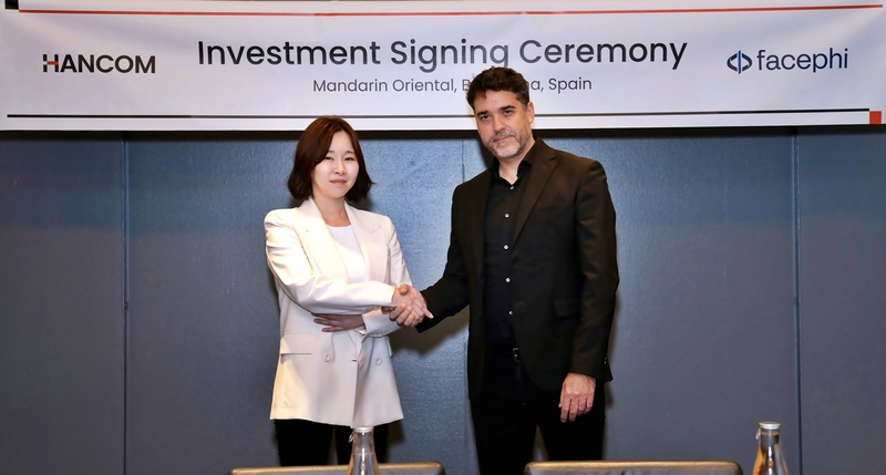 김연수 한컴 대표(왼쪽)와 하비에르 페이스피 대표가 투자 협약을 체결하고 기념사진을 촬영하고 있다. (출처 : 한컴)