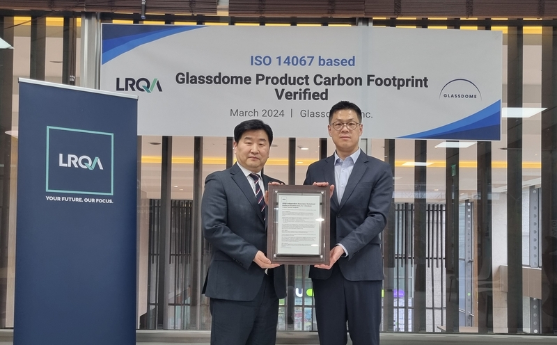 이일형 로이드인증원(LRQA) 대표(왼쪽), 함진기 글래스돔코리아 대표 (출처 : 글래스돔코리아)