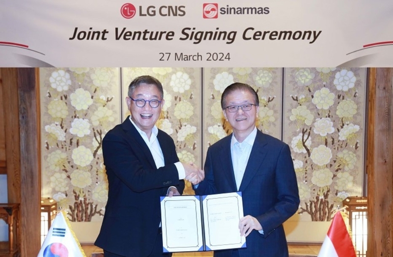 현신균 LG CNS 대표(왼쪽)와 프랭키 우스만 위자야 시나르마스 회장이 합작투자 계약을 체결하는 모습 (출처 : LG CNS)