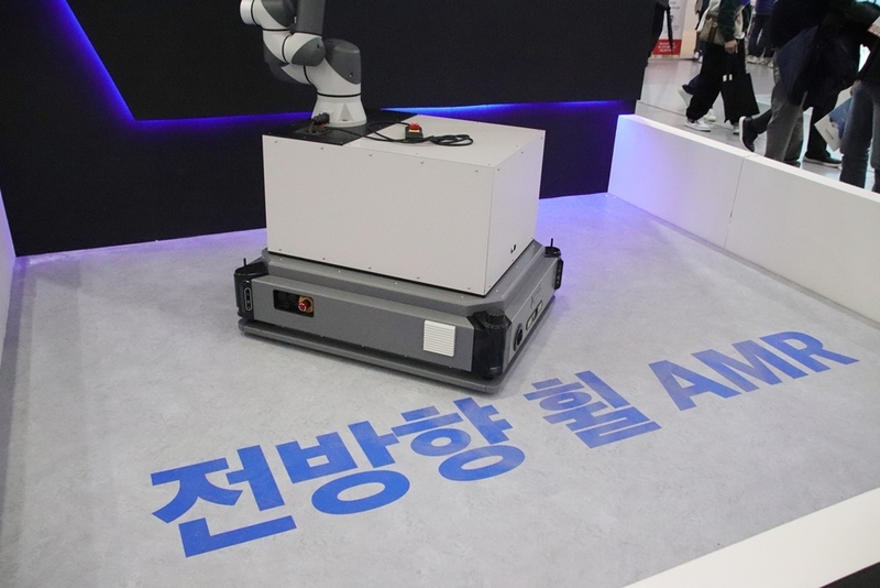 유진로봇 전방향 휠 AMR '고카트 옴니 300'이 차별화된 움직임을 연출하는 중이다. (출처 : 헬로티)