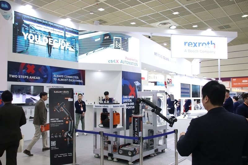 2024 스마트공장·자동화산업전 보쉬렉스로스코리아 전시부스에는 다양한 자동화 솔루션이 배치돼 참관객의 재미요소를 부각했다. (출처 : 헬로티)