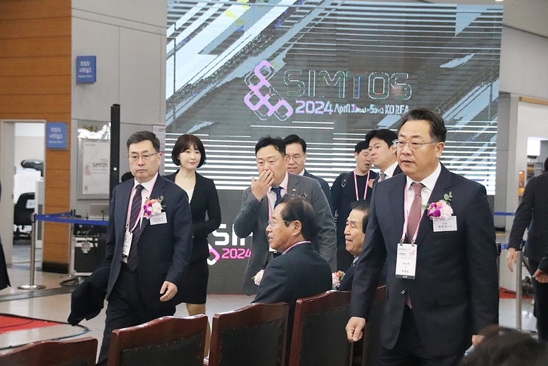 서울국제생산제조기술전 개막을 축하하기 위해 방문한 주요 내빈 (출처 : 헬로티)