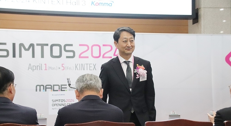 안덕근 산업통상자원부 장관이 개막을 축하하기 위해 모여든 참관객을 향해 성공적인 개막을 시사했다. (출처 : 헬로티)