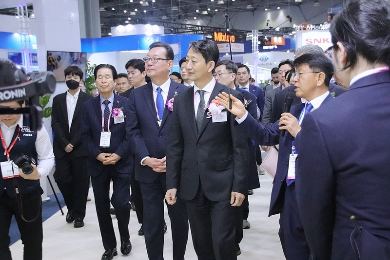 안덕근 산업통상자원부 장관이 앞장서서 주요 내빈과 함께 전시장을 순회 중이다. (출처 : 헬로티)