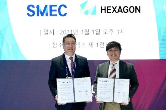 성브라이언 헥사곤 매뉴팩처링 인텔리전스 코리아 사장(오른쪽)과 최영섭 스맥 대표이사가 ‘SIMTOS 2024’의 스맥 부스에서 스마트 제조 기술 개발을 위한 MOU를 체결했다. (출처 : 헥사곤)