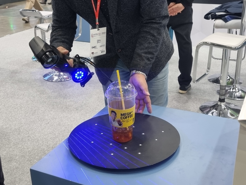 크레아폼 관계자가 HandySCAN 3D 스캐너를 시연하고 있다. (사진: 헬로티)