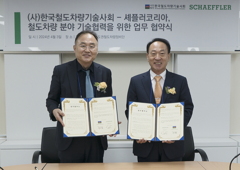 왼쪽부터 셰플러코리아 인더스트리얼 사업부문장 김영규 전무와 한국철도차량기술사회 박동섭 회장 (출처: 셰플러코리아)