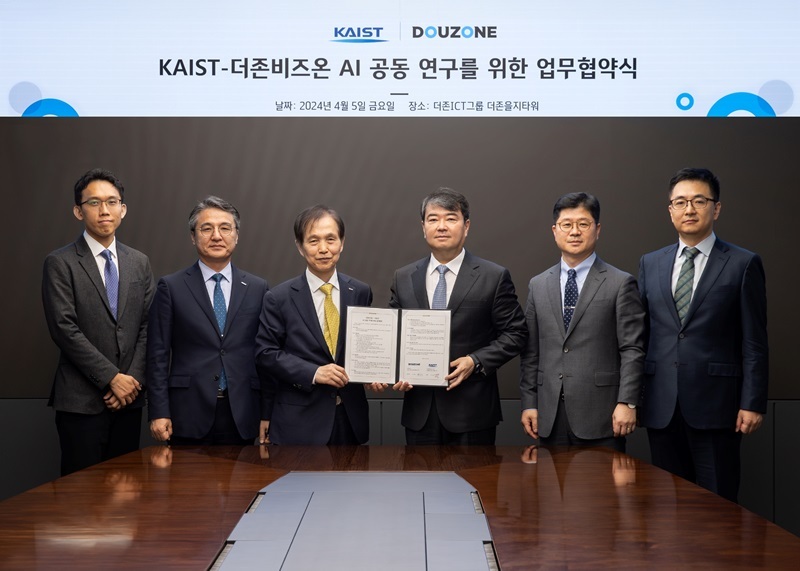 더존비즈온(대표 김용우)과 KAIST(한국과학기술원, 총장 이광형)가 5일 서울 중구 더존을지타워에서 ‘AI 공동 연구’를 위한 업무협약을 체결했다고 밝혔다. (출처: 더존비즈온)