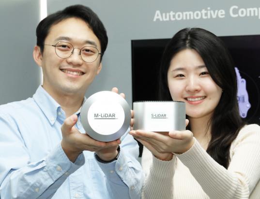 ADAS용 센싱 핵심 부품인 '고성능 라이다(LiDAR)'를 선보이는 LG이노텍 직원들 (출처: LG이노텍)