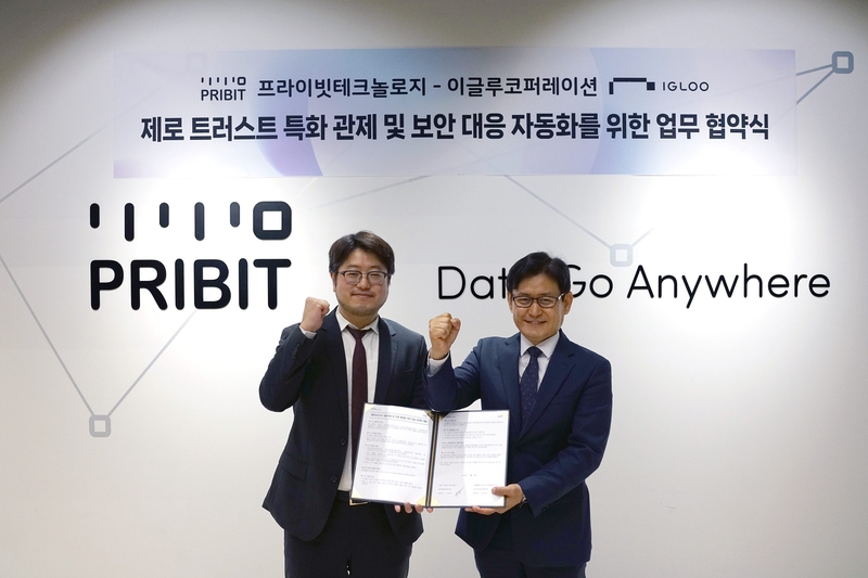 김영랑 프라이빗테크놀로지 대표(왼쪽)와 김은중 이글루코퍼레이션 부사장이 기념 촬영을 하고 있다. (출처 : 이글루코퍼레이션)