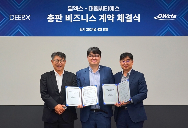 (왼쪽부터) 대원씨티에스 정명천 회장, 딥엑스 김녹원 대표, 대원씨티에스 하성원 대표