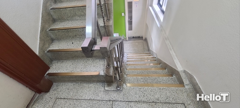 사진설명: 변경 혹은 해제시 대수선에 해당하는 주계단,-봄철 집수리 시 공동주택과 집합건물의 기둥, 보, 내력벽, 주계단을 손볼 때 대수선에 해당하는 사항과 구분소유자의 권리관계가 있음을 유의해야 한다. 