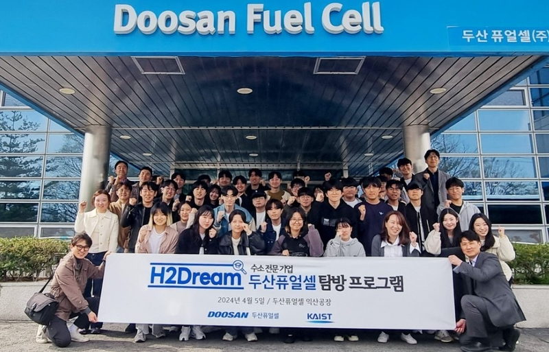 지난 11일, 업무협약식이 끝나고 두산퓨얼셀 박준영 박준영 전무(왼쪽 첫 째)가 참석자들과 기념사진을 촬영하고 있다. (출처: 두산퓨얼셀)