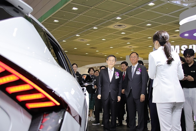 기아 준중형 SUV BEV EV6 GT에 대한 설명 청취 중인 주요 내빈 (출처 : 헬로티)
