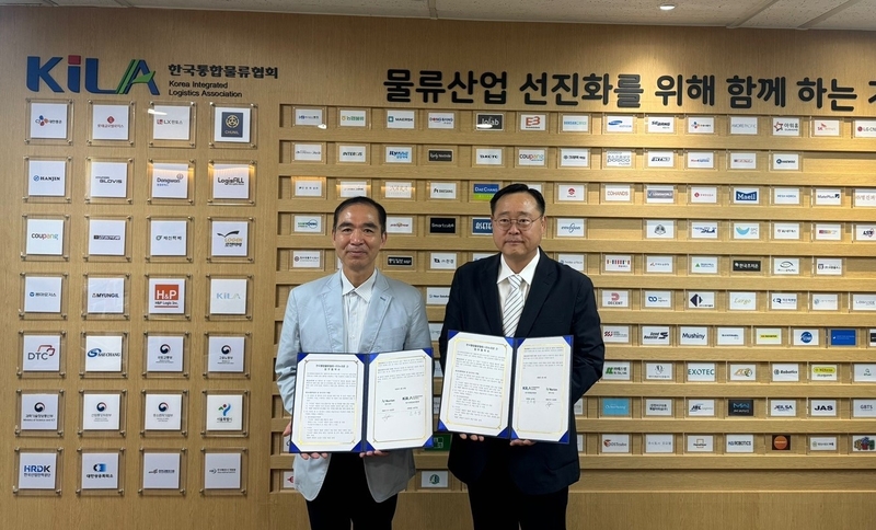 조무영 한국통합물류협회 상근부회장(왼쪽)과 오진탁 누리온 대표가 협약식 체결 후 기념촬영을 하고 있다. (출처 : 한국통합물류협회)
