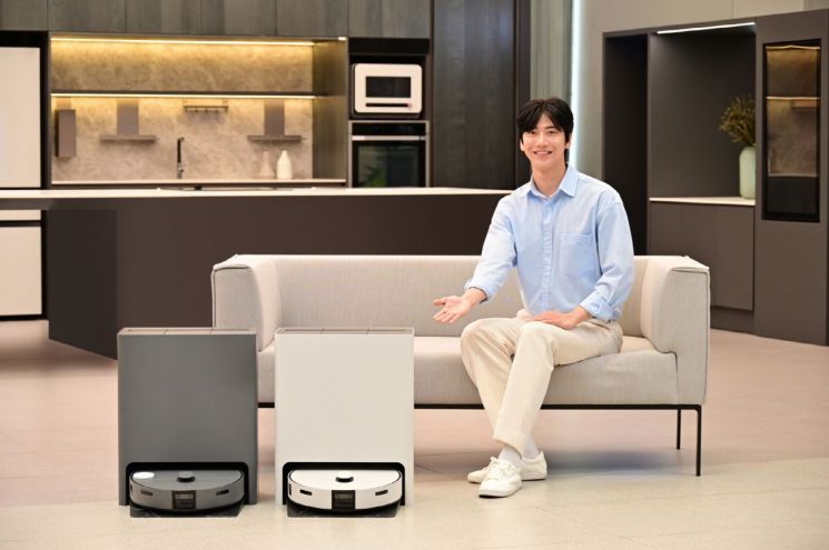 삼성전자 모델이 국내 누적 판매 1만대를 돌파한 '비스포크 AI 스팀'을 소개하고 있다. (출처 : 삼성전자)