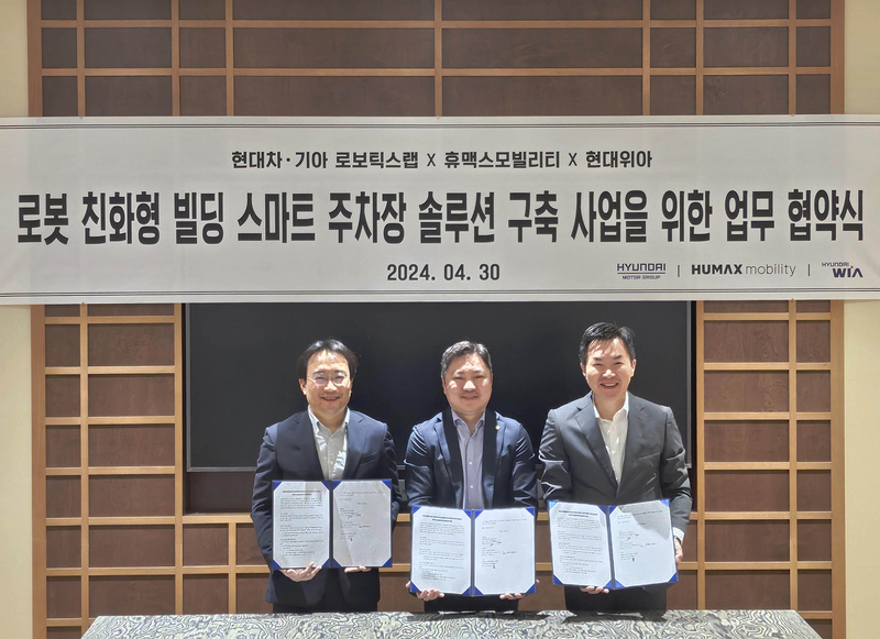 (왼쪽부터) 현동진 현대차·기아 로보틱스랩장 상무, 오영현 휴맥스모빌리티 공동대표, 강신단 현대위아 상무 (출처 : 휴맥스모빌리티)