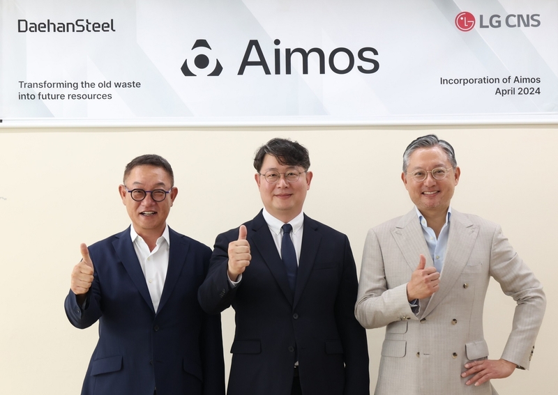 왼쪽부터 LG CNS 현신균 대표, Aimos 김범석 대표, 대한제강 오치훈 사장이 합작법인 출범 기념 사진을 촬영하고 있다. (출처: LG CNS)